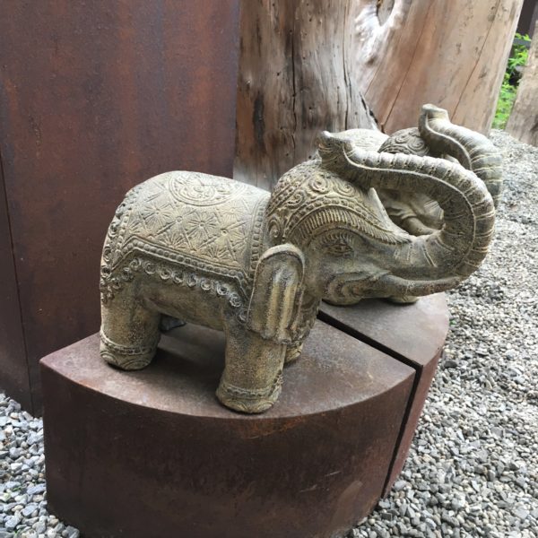 slon - socha z lávového kamene